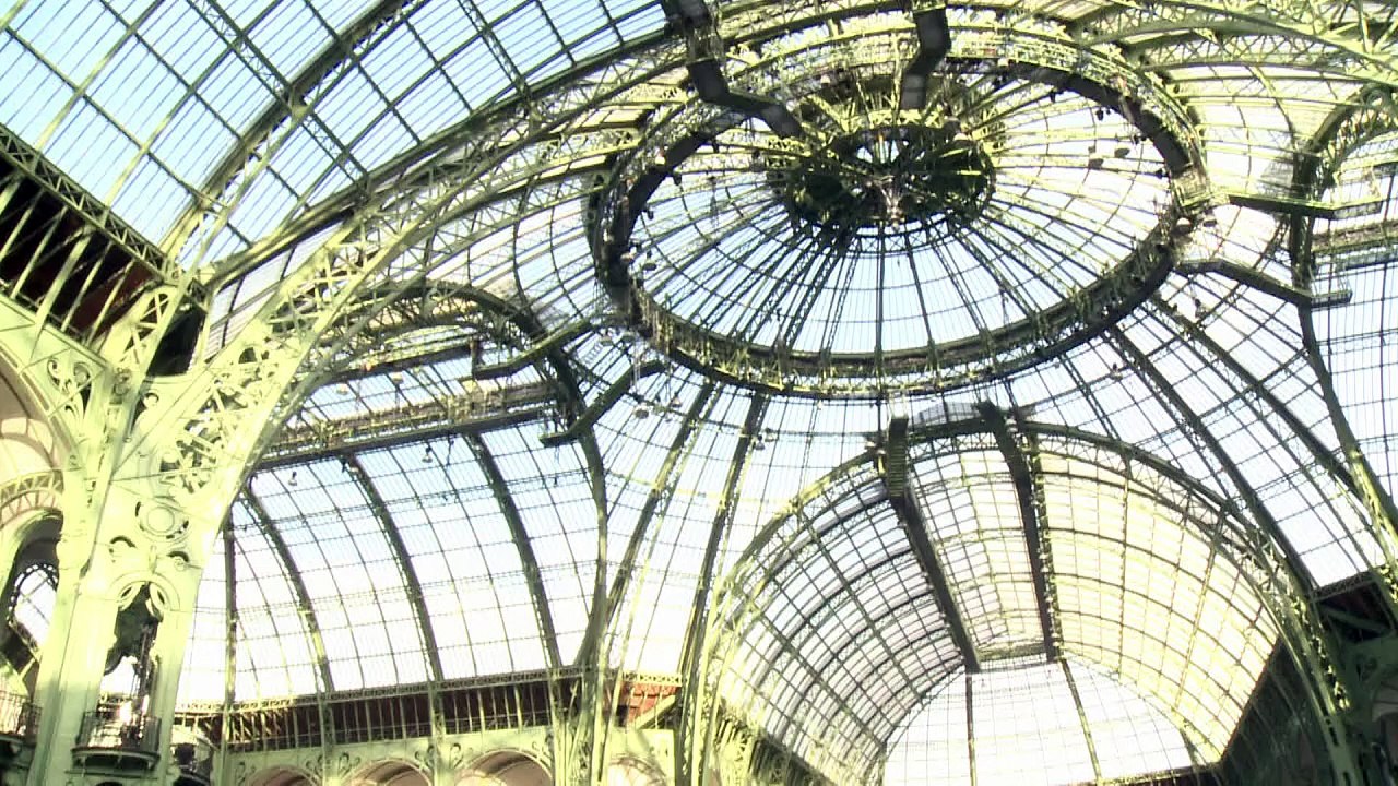 Giant Paris skating rink opens for Christmas