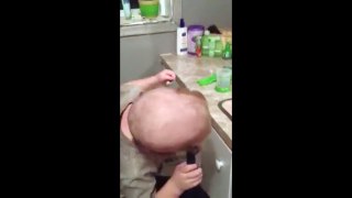 A child with clippers comb (vostfr) - Comedy & Entertainment