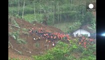 ارتفاع حصيلة القتلى جراء انزلاق التربة في اندونيسيا