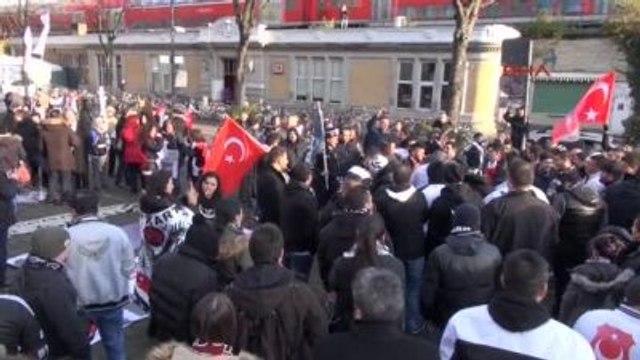Beşiktaş'ın Taraftar Grubu Berlin Çarşı, Köln'de Protesto Mitingi Düzenledi