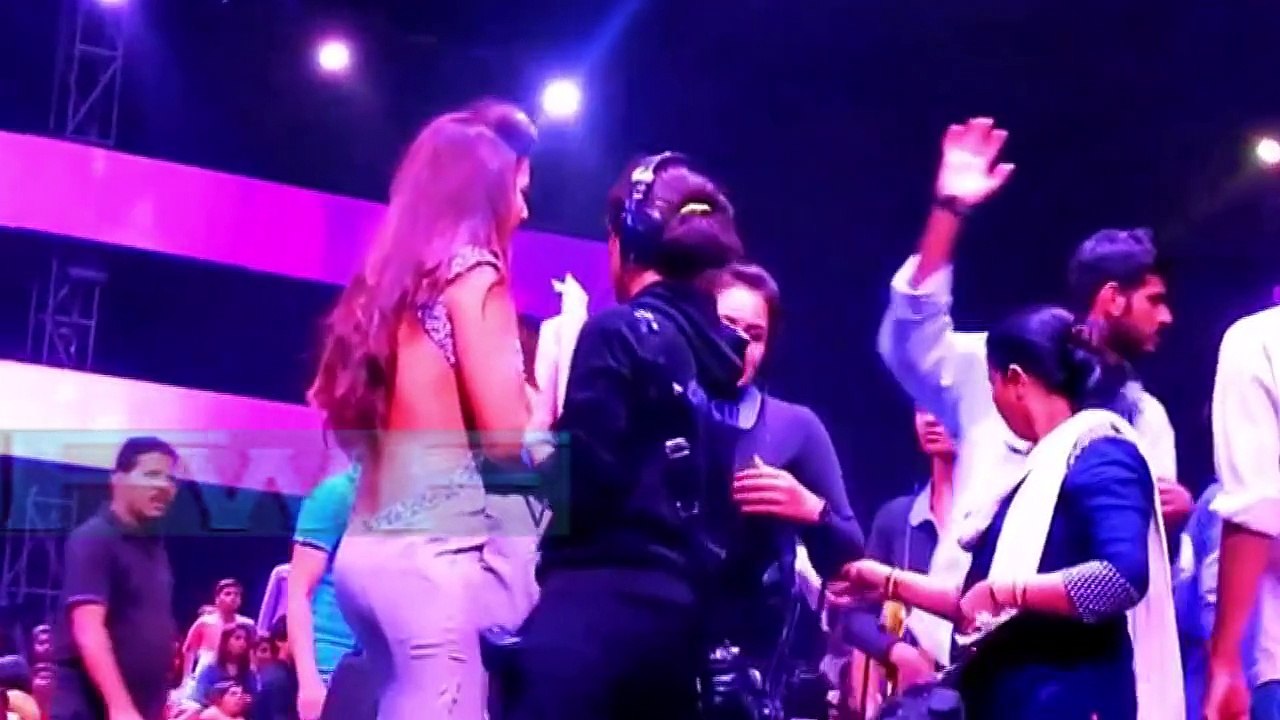 Gauhar Khan Slapped MMS_FWF