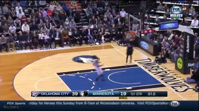 Faire 6 pas et Dunker : FAIL! Un gros marcher du joueur de NBA Corey Brewer...