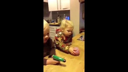 Réaction adorable de ces enfants recevant des horribles cadeaux de NOEL!
