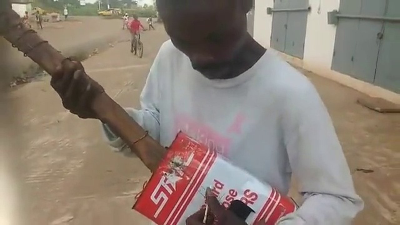 Faire de la guitare avec les moyens du bord : un bidon et un fil de fer! Quel talent...
