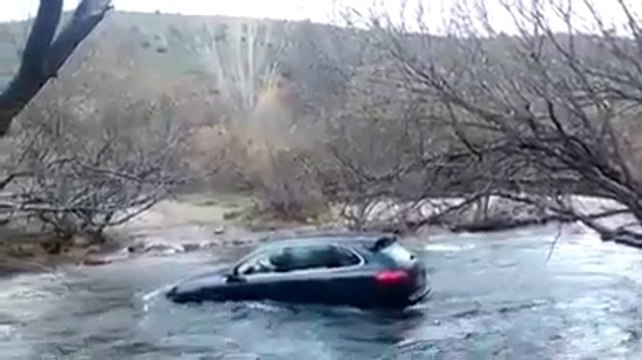 Il a pris son Porsche Cayenne pour un 4x4 (Fail)
