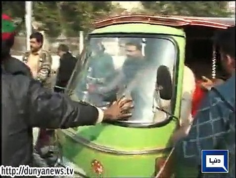 Dunya News - PTI supporters fight with citizens in GPO chowk