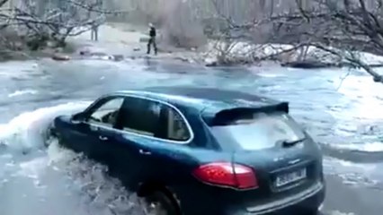 Régis prend l'eau en Porsche Cayenne
