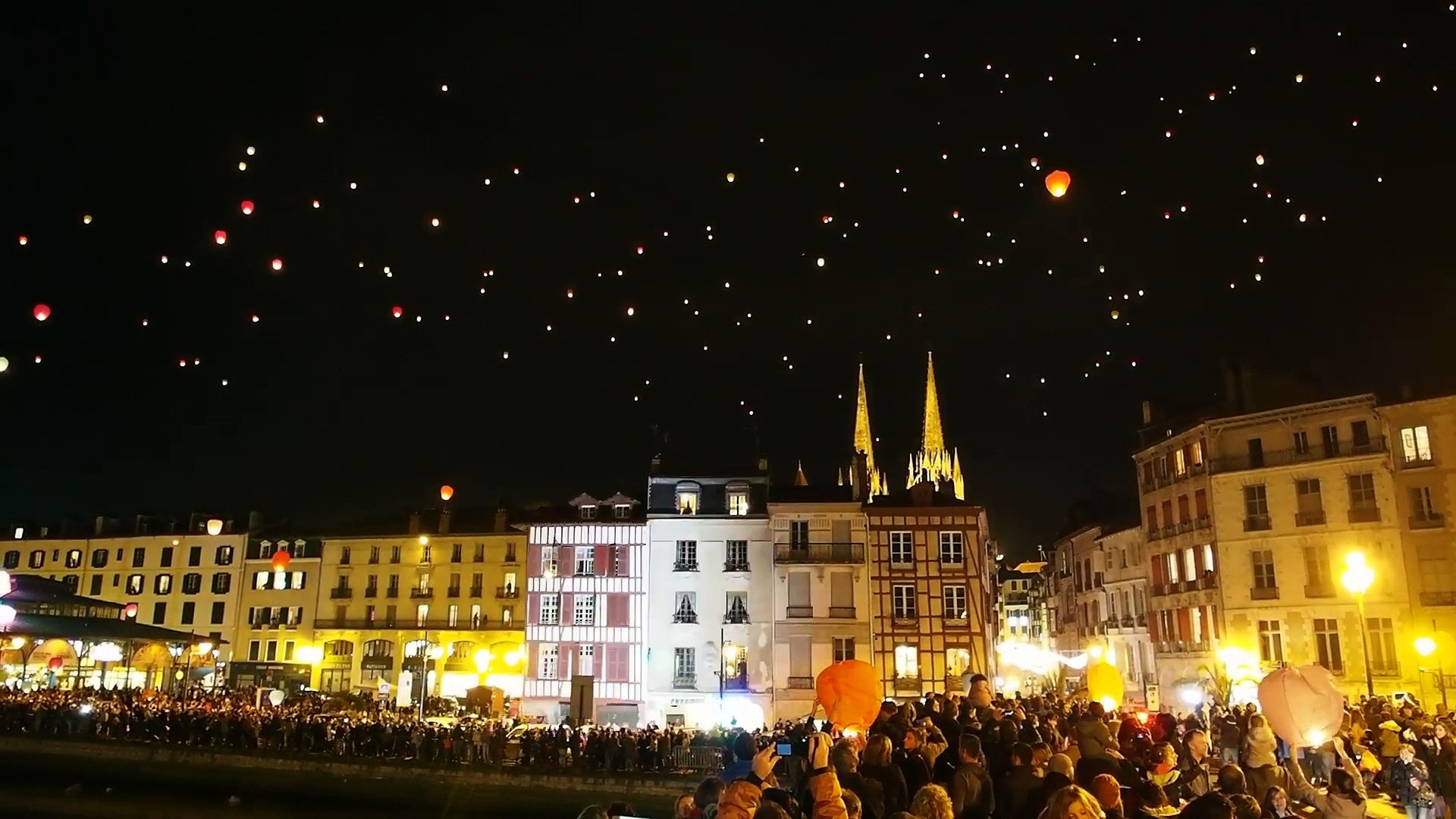 Lâcher de lanternes de Noël à Bayonne - Vidéo Dailymotion