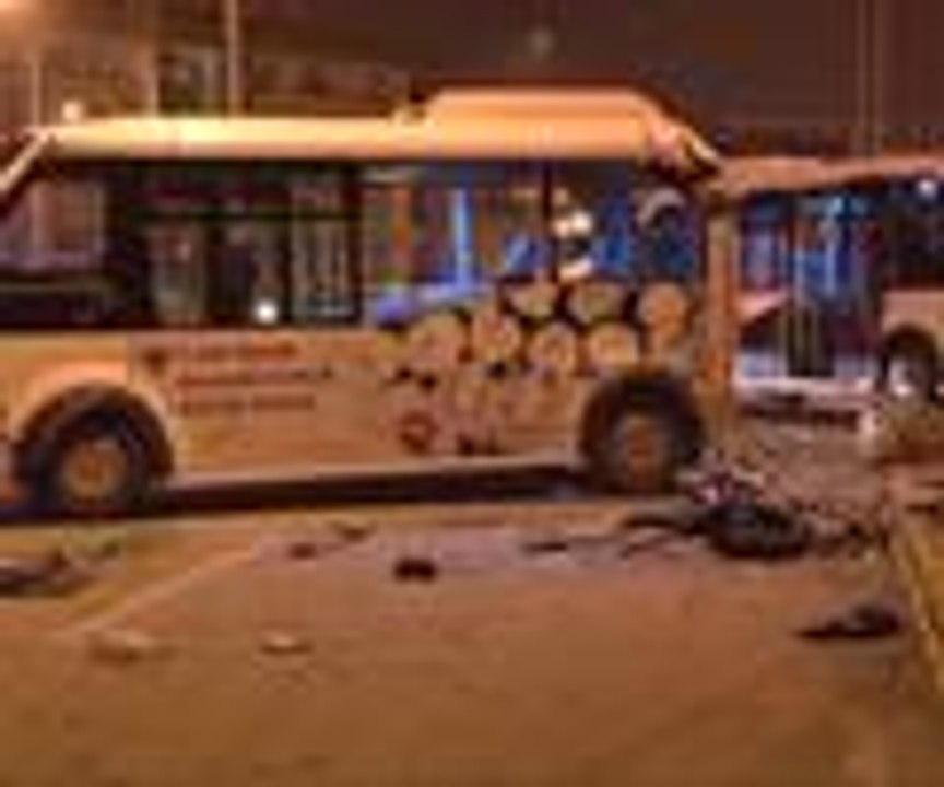 Servis minibüsleri çarpıştı