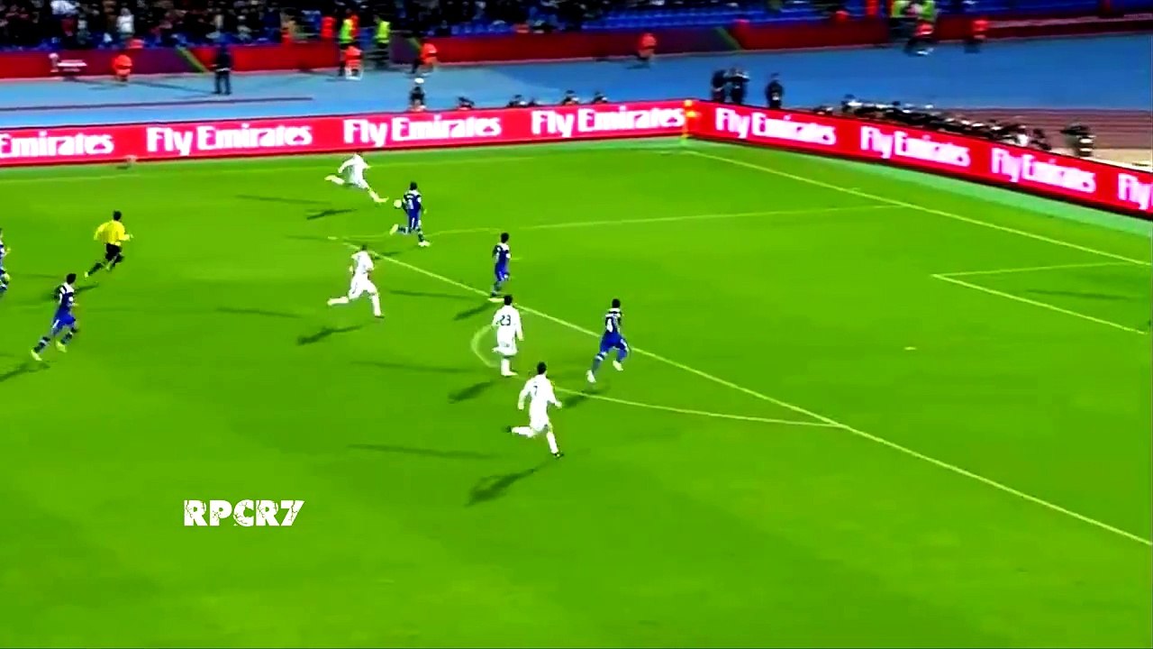 Cristiano Ronaldo tente une reprise en coup du foulard