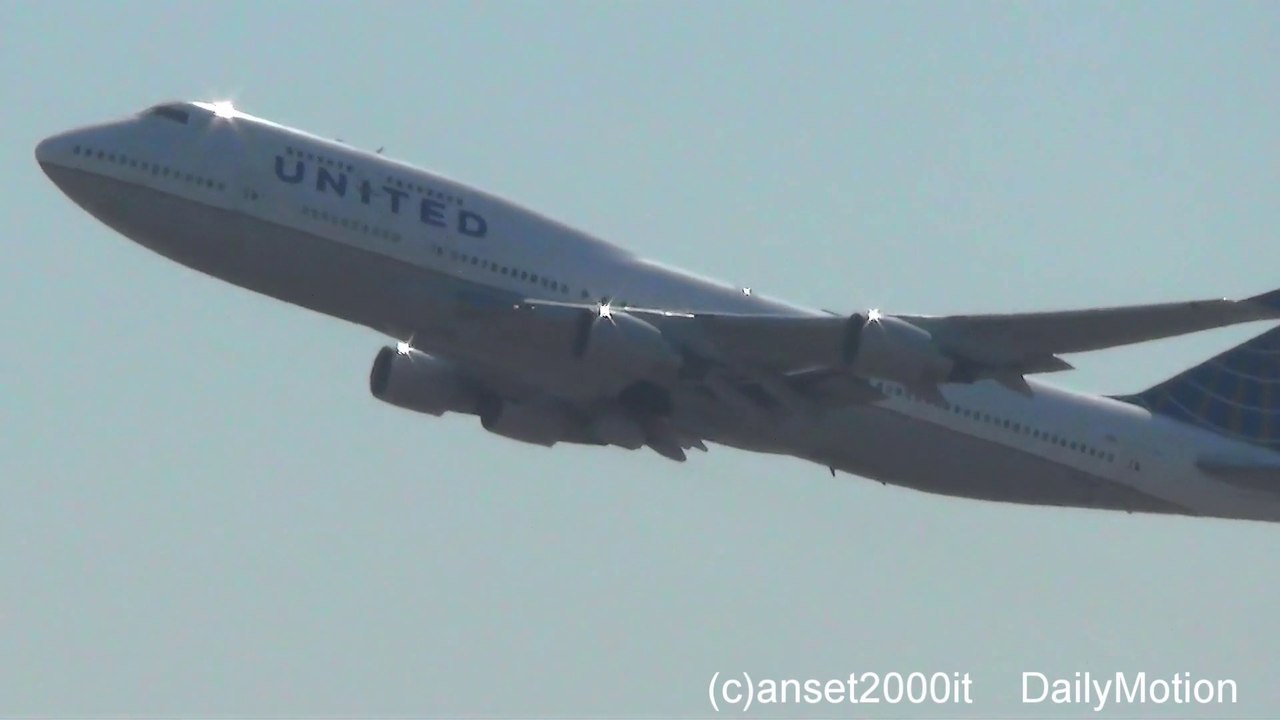 United Airlines Boeing 747-400 flight  UA 862. Takeoff from Hong Kong Airport