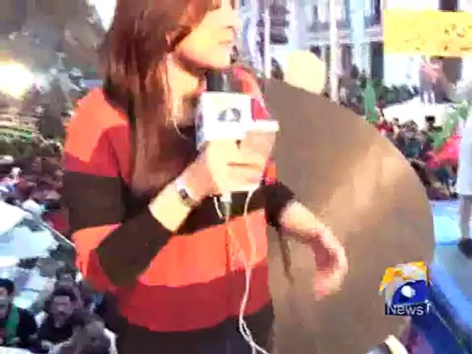 PTI workers attack Geo News van,Abuse Anchorperson Sana Mirza-Geo Reports-15 Dec 2014
