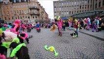 Hundflashmob utanför Musikhjälpens glasbur i Uppsala 13 december 2014