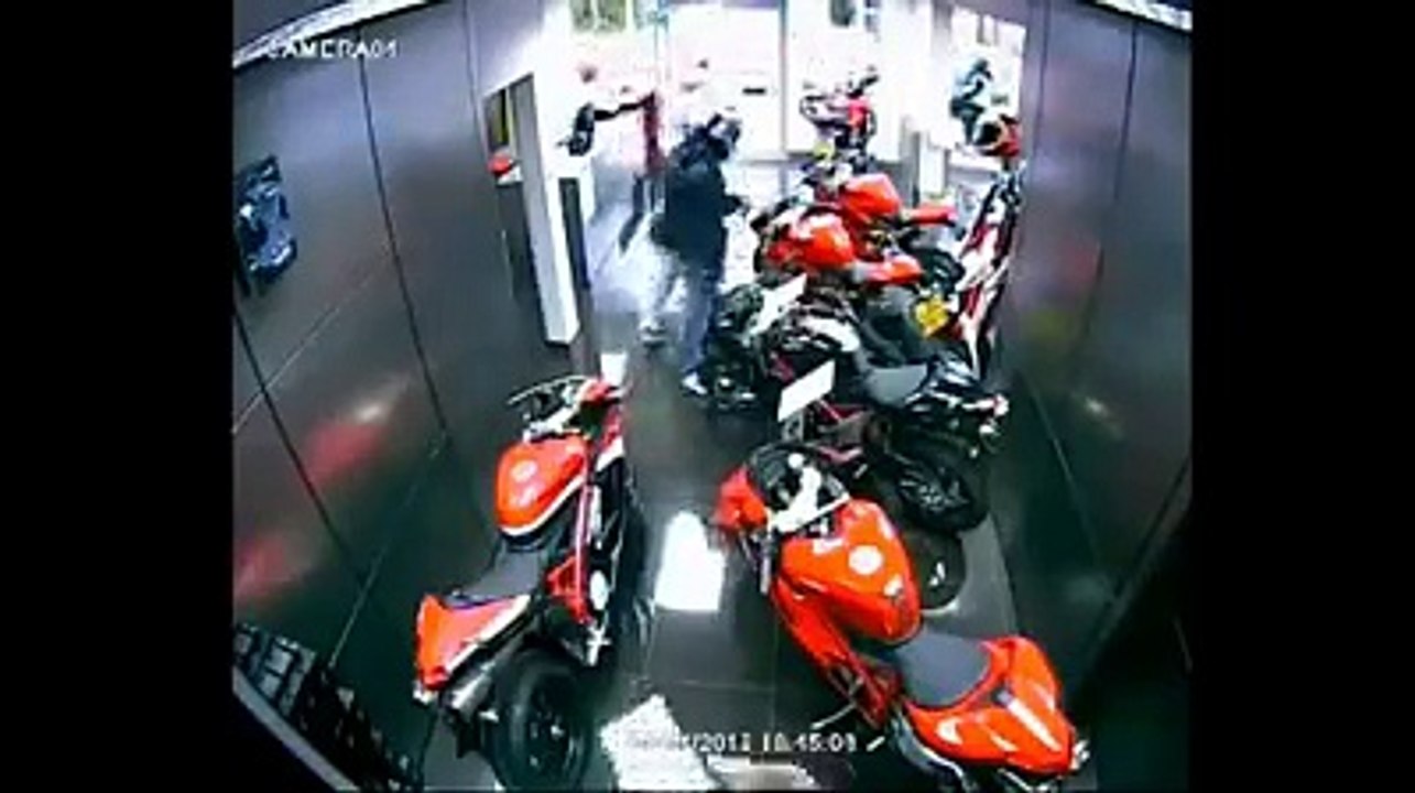 Rocambolesco intento de robo en una tienda Ducati de UK