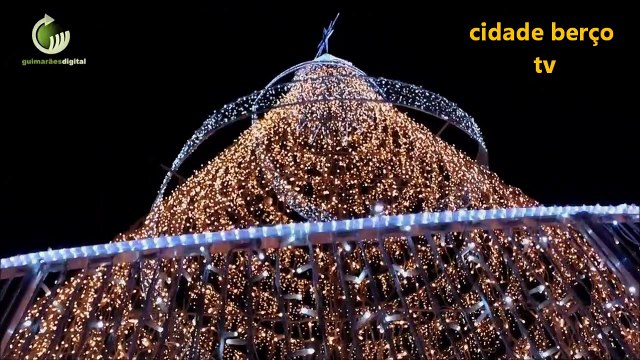 Árvore de Natal e velas nas ruas celebram em Guimarães 13º aniversário da atribuição do título da UNESCO iluminam Guimarães