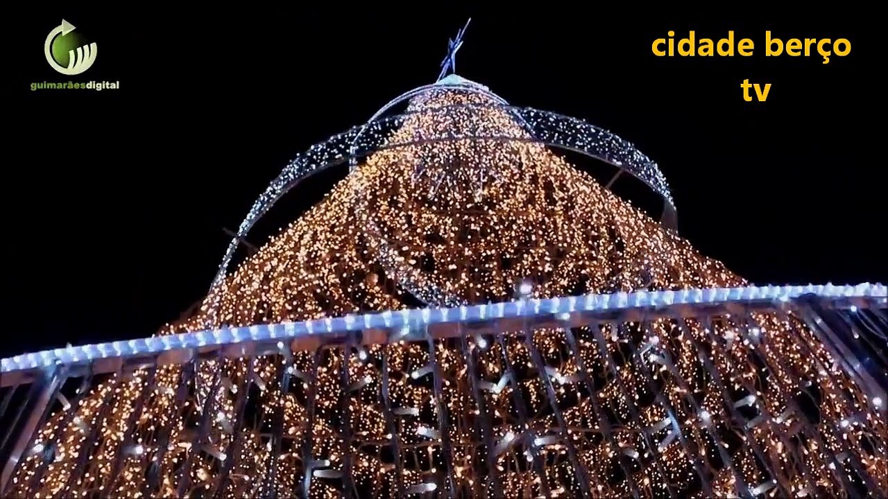 Árvore de Natal e velas nas ruas celebram em Guimarães 13º aniversário da atribuição do título da UNESCO iluminam Guimarães