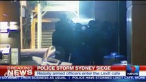 ..لحظة اقتحام الشرطة الأسترالية المقهى الذي احتجز به الرهائن