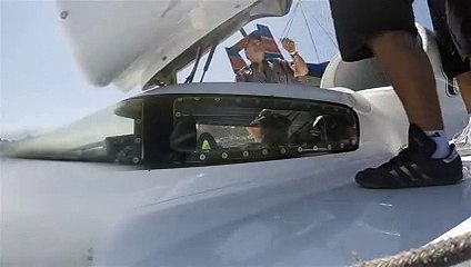 Backflip d'un bateau de course lancé a pleine vitesse