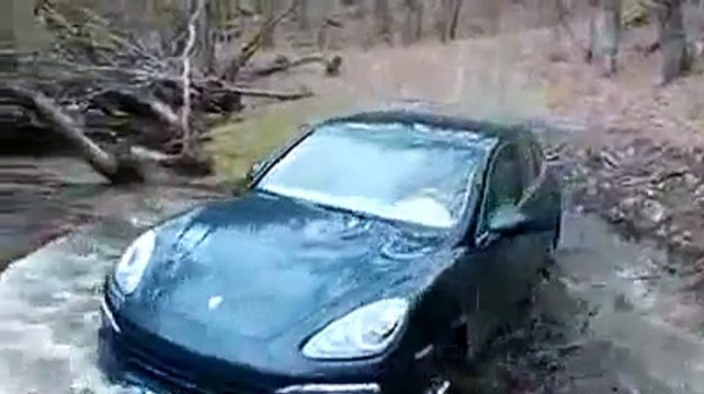 Régis essaye de traverser une rivière avec sa Porsche Cayenne