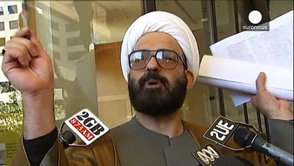 من هو محتجز الرهائن في مقهى سيدني