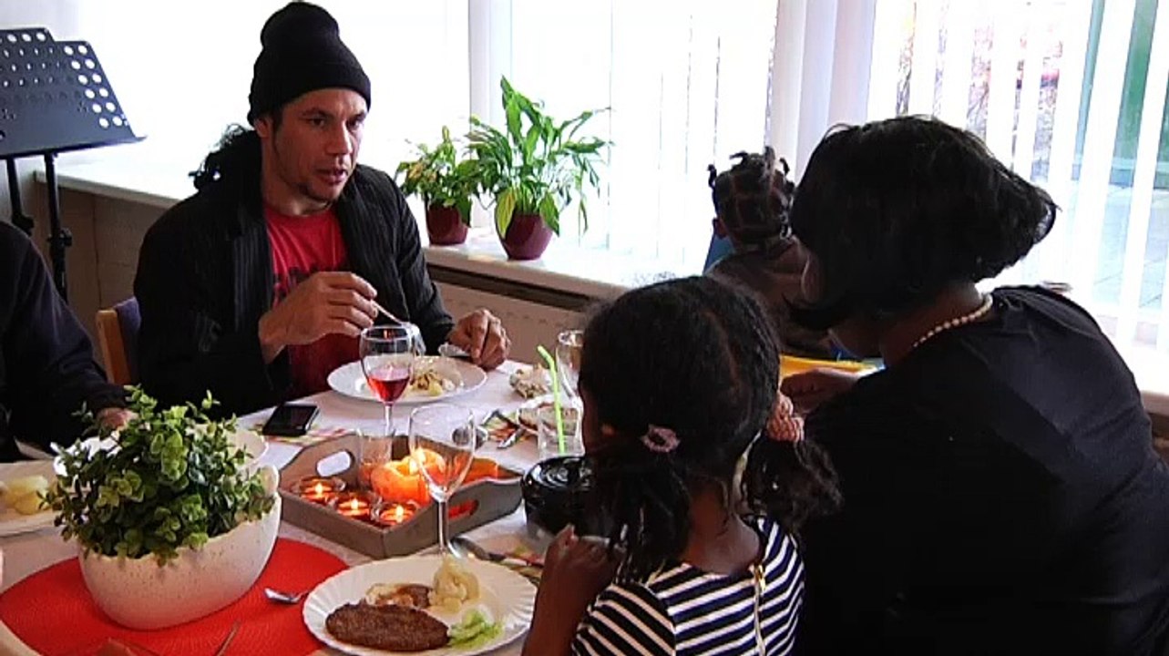 Leven van de voedselbank; uit eten bij het Leger des Heils - RTV Noord