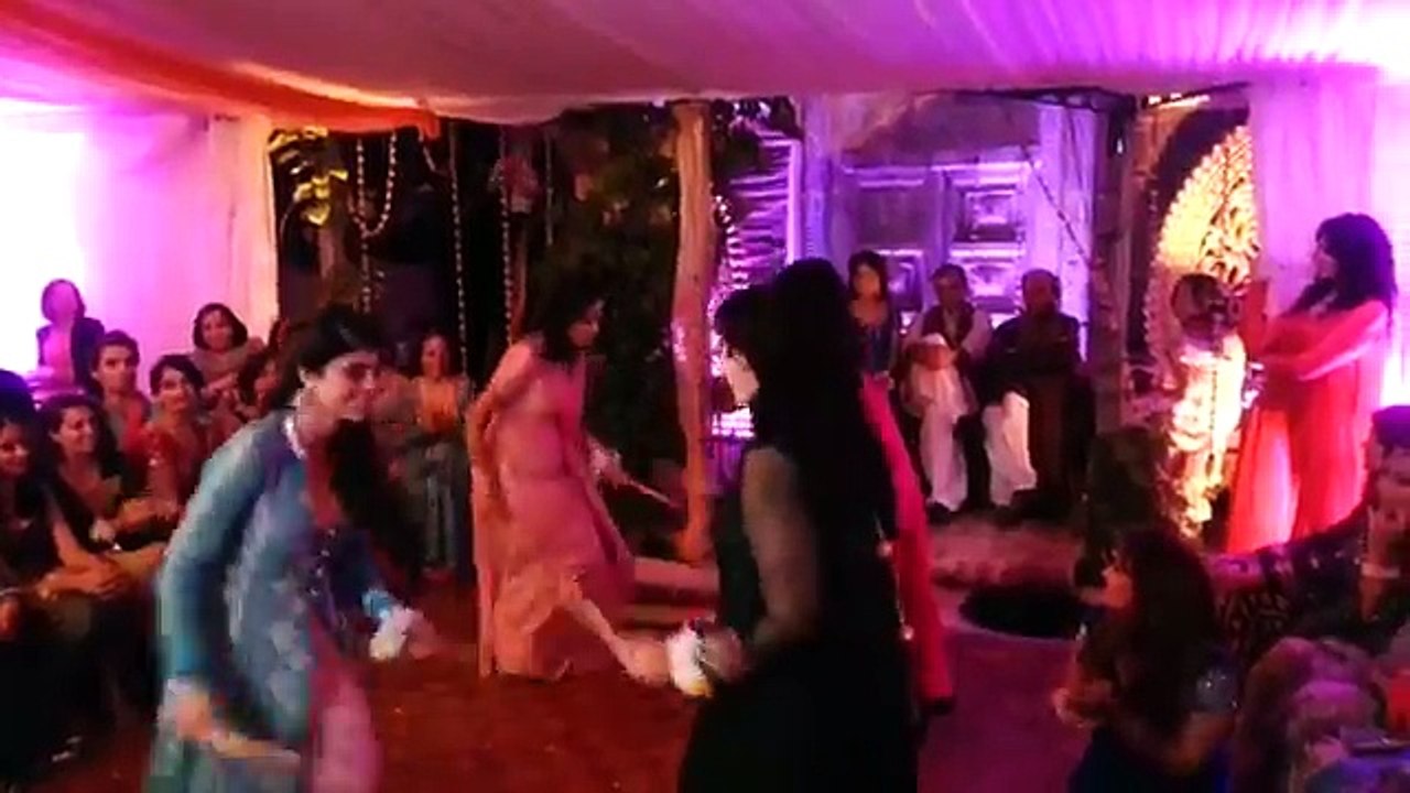 Awesome Pakistani Mehndi Dance 2015
