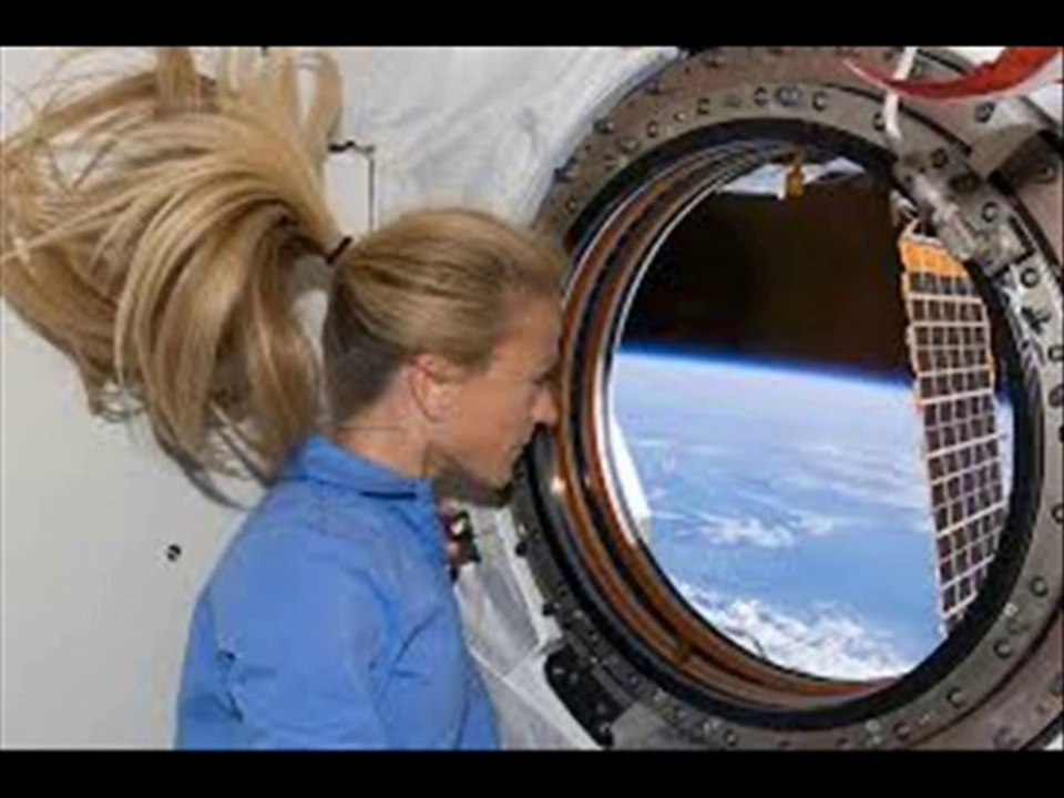 Chanson UN PEU PLUS HAUT, UN PEU PLUS LOIN