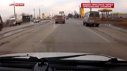 جبروت امرأة.. رأت حبيبها السابق مع صديقته فصدمت سيارته