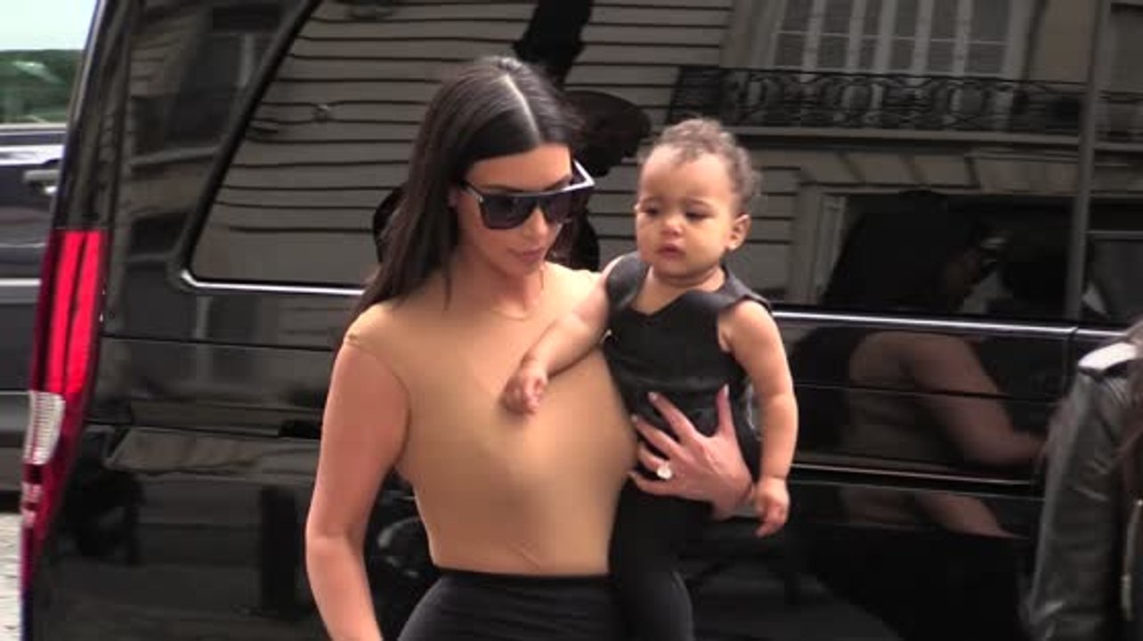 North West liebt die Weihnachtselfen