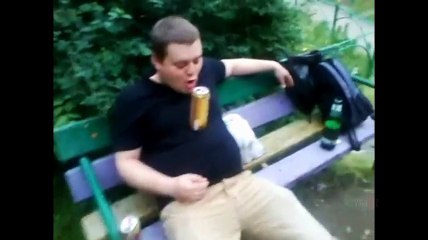 Comment boire sa bière sans les mains - Vidéo insolite - ANGRY TEDDY