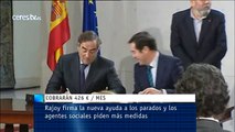 Rajoy firma la nueva ayuda a los parados y los agentes sociales piden más medidas