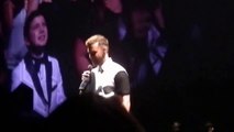 Justin Timberlake reçoit le cadeau d'un fan sur scène et verse quelques larmes!