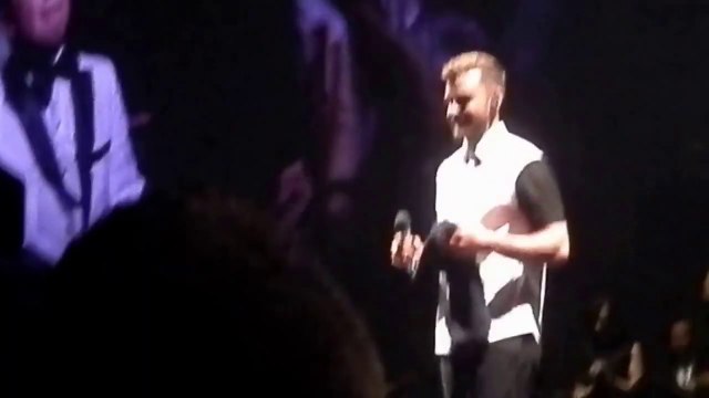 Justin Timberlake crying during his show After Accepting Young Fan's Gift