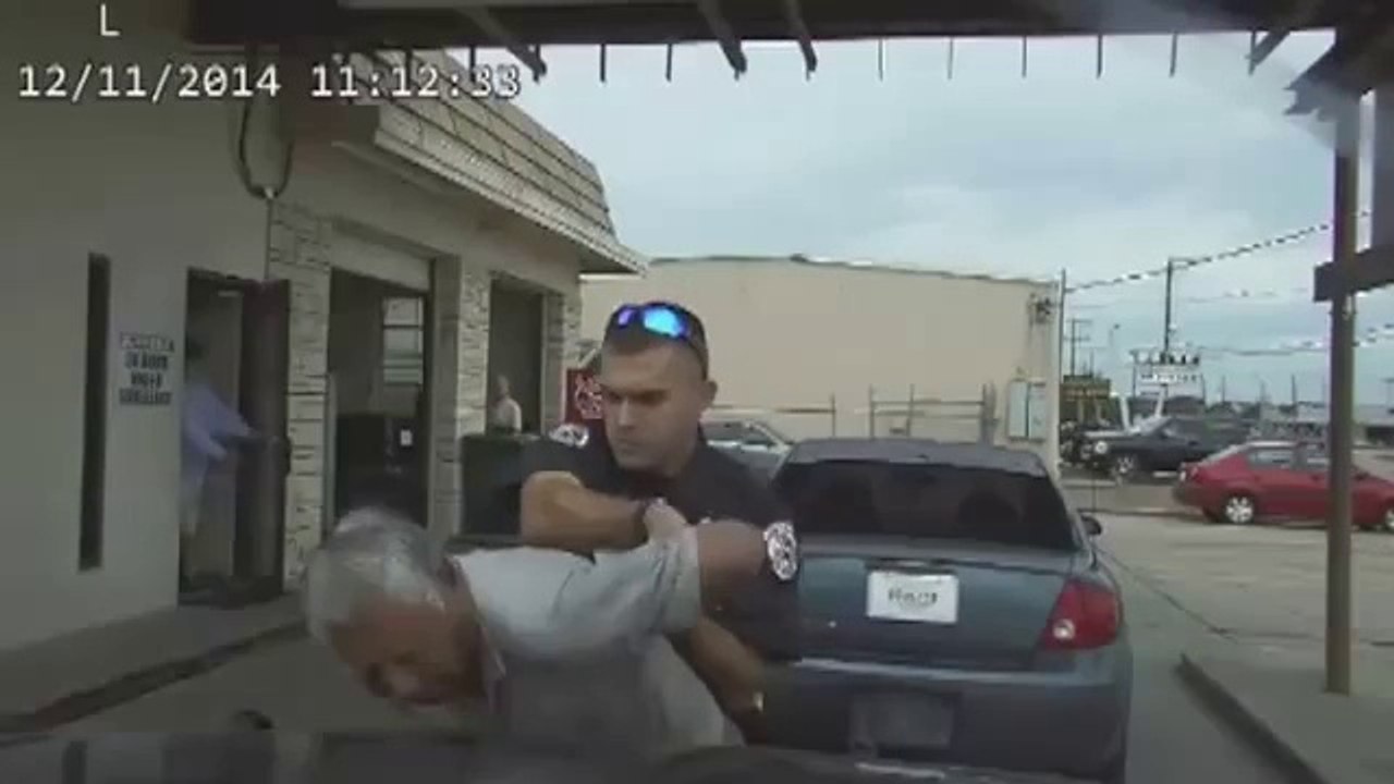 Un policier du Texas tase un grand-père black à une station service! Violente les flics américain...
