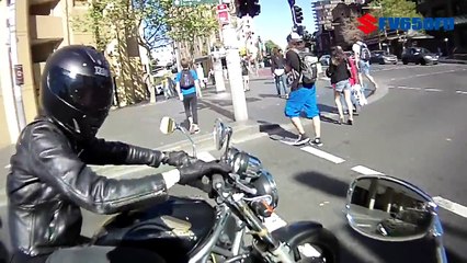 Download Video: Un motard en pleine séance de drague se fait pourrir par un vieux gars en scooter!