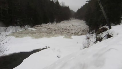 Download Video: Un flot de glace en mouvement recouvre une rivière gelée - Inondation de glacier!