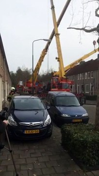 So epic FAIL during marriage proposal : a crane destroys a building!