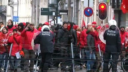 Grève nationale: Le siège de la N-VA cible de jets d'oeufs