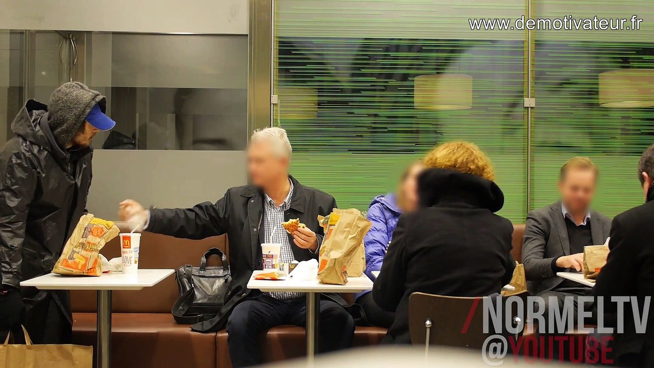 Affamé, ce sans-abri essaye de lui voler son repas... VOSTFR