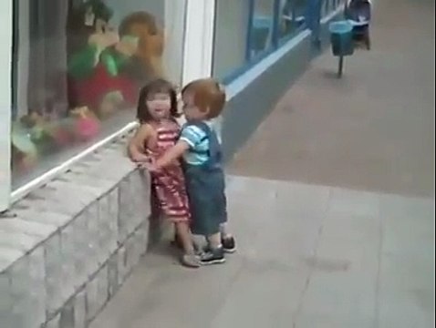 Adorable : Il essaye de lui voler un bisou mais elle ne se laisse pas faire