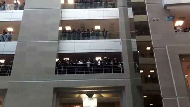 Sanki adliye değil tribün