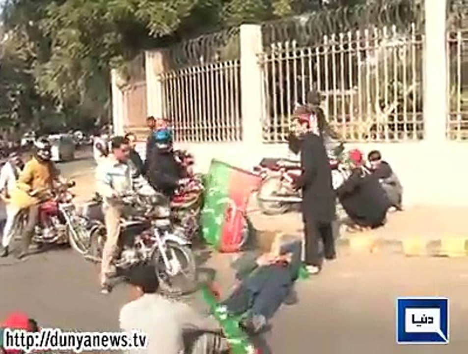 PML_N_ki_gulobat_deko_aaj_lahor_me_pti_worker_k_ouper_se_motorcycle_