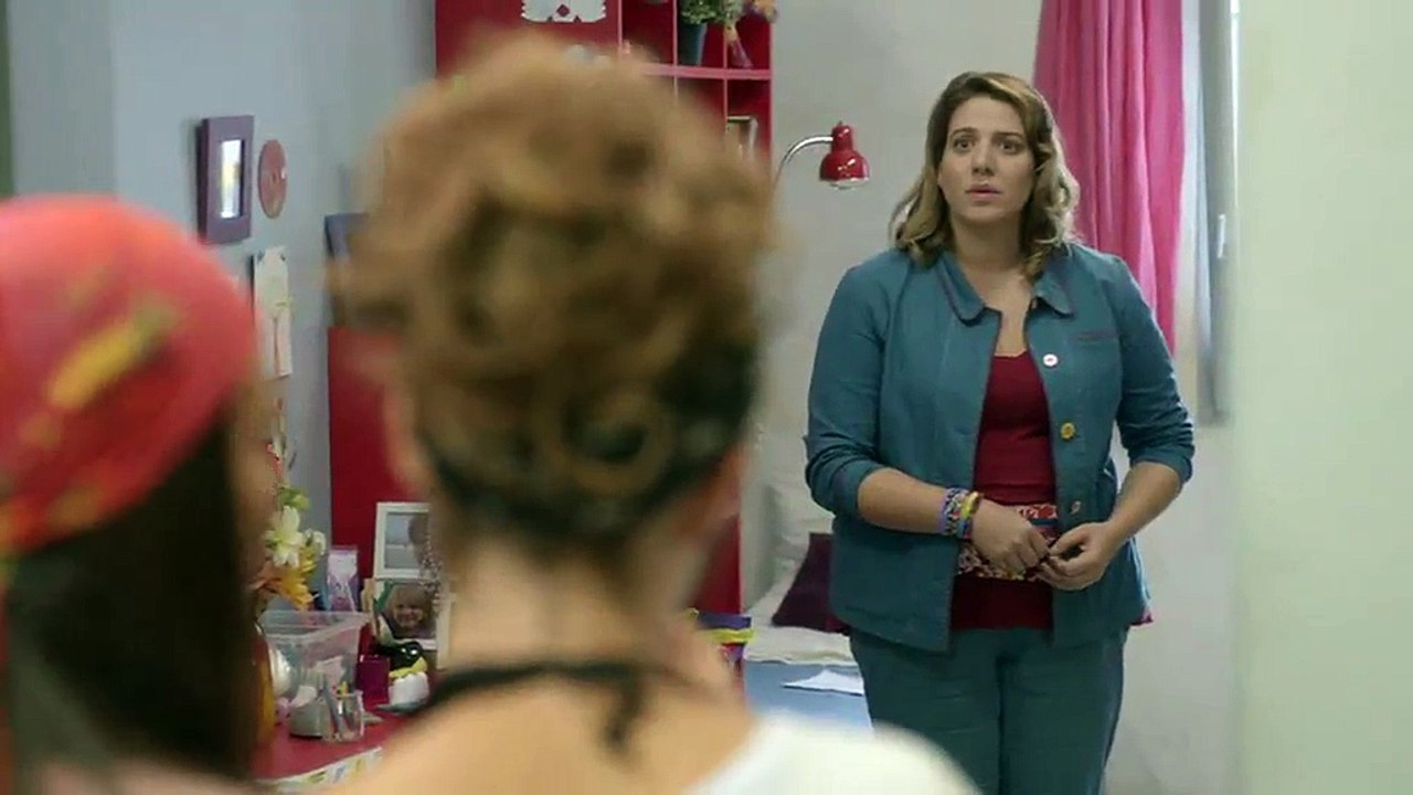 Sophie & Sophie (Clémence Faure et Alice Belaïdi) dans Workingirls, La grande évasion