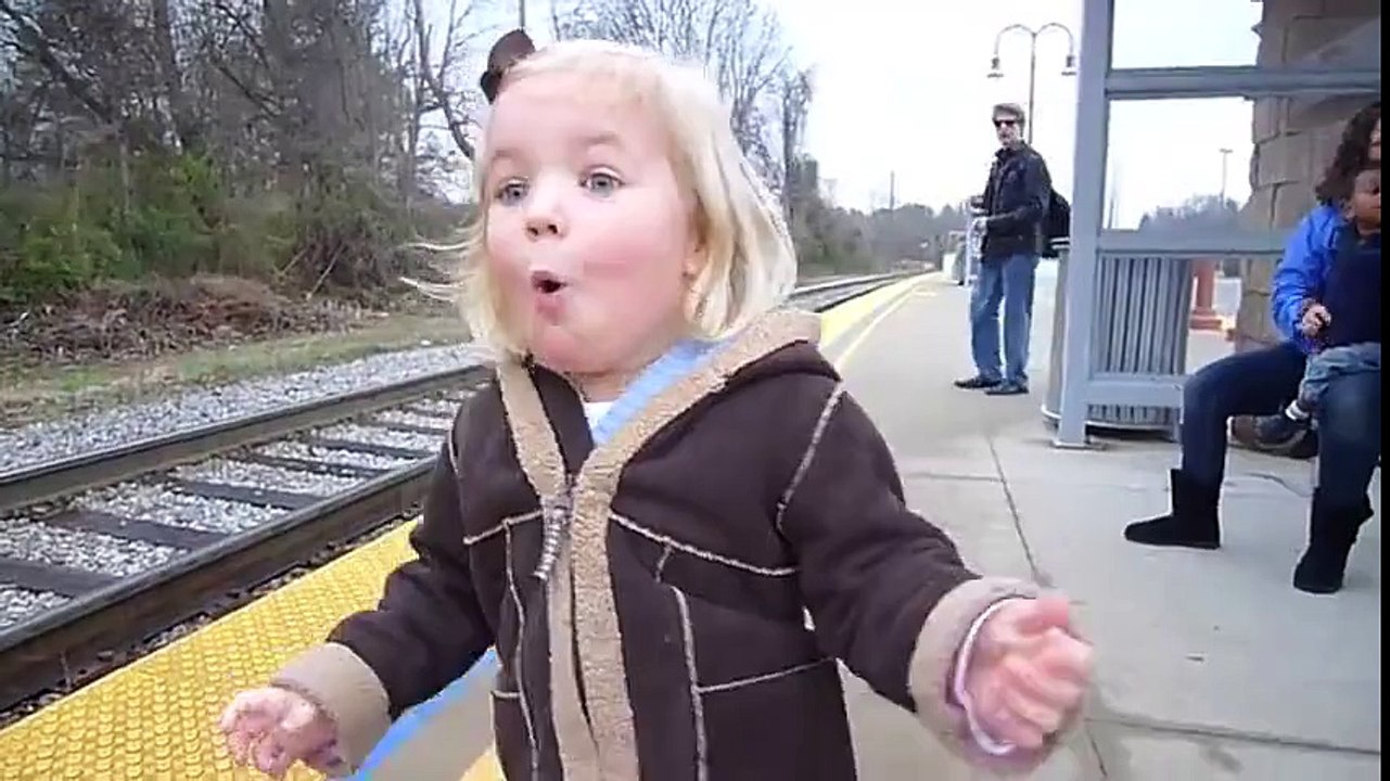 FUNNY VIDEO FIRST TIME LOOKING AT THE TRAIN