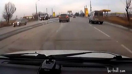 Road rage d'une fille qui ne supporte pas de voir son ex avec une autre