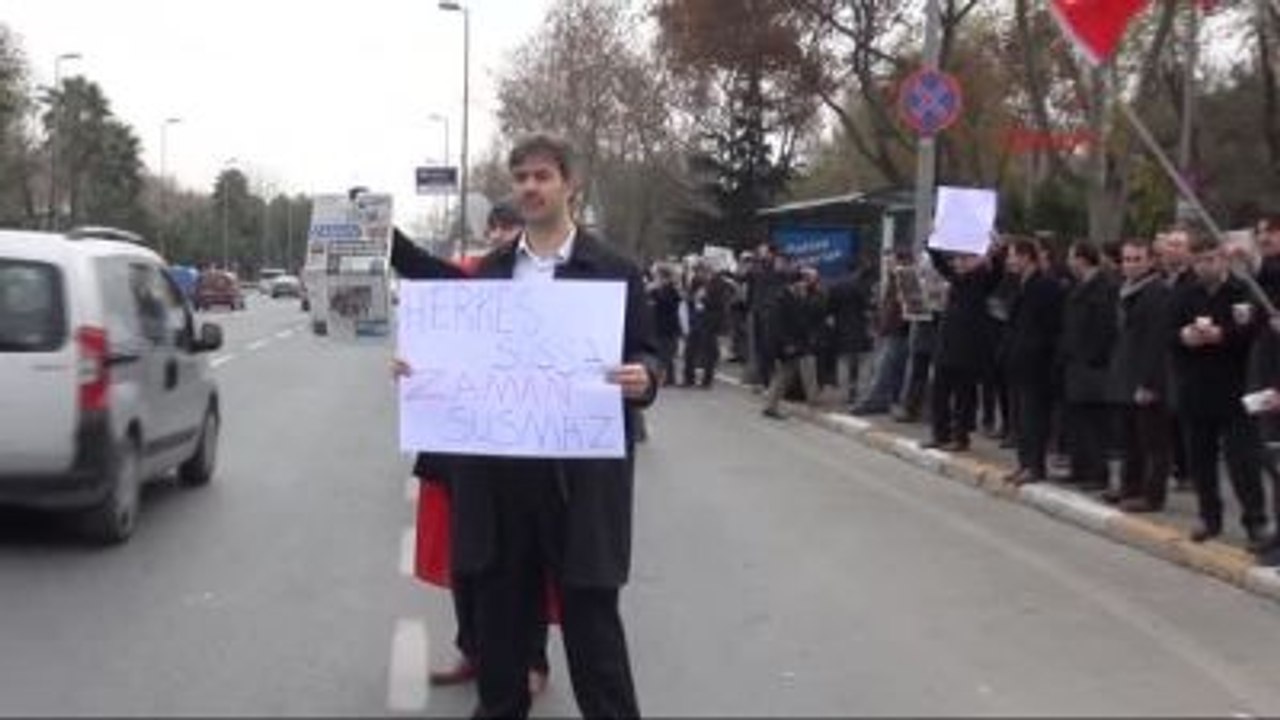 Emniyet Müdürlüğü Önündeki "Gözaltındakilere Destek," Bekleyişi Sürüyor