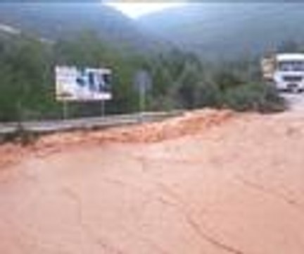 İçme suyu hattı patladı, otelin bahçesine su doldu