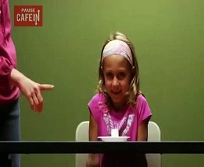 Laissés seuls dans une pièce avec un marshmallow, ces enfants vont-ils résister ?