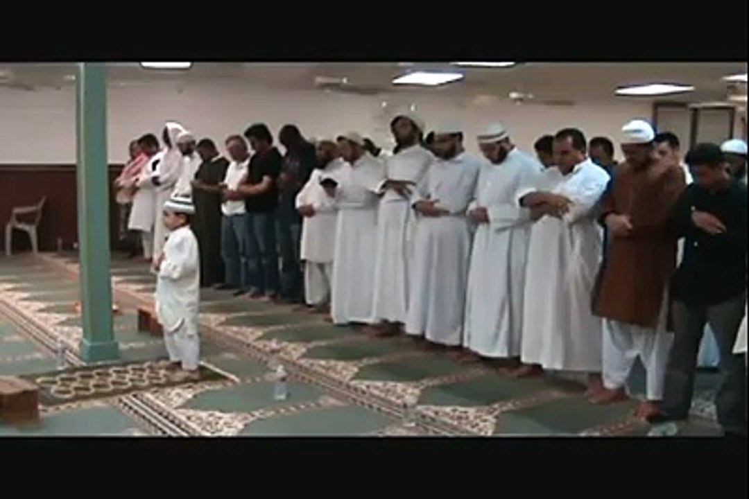 small kid is praying