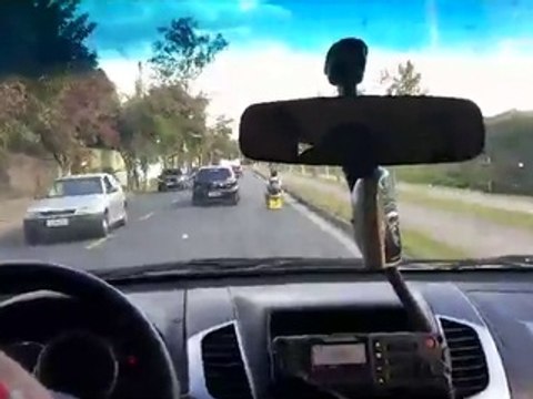 Une journée ordinaire au Brésil: Un gars conduit une cagette de bière